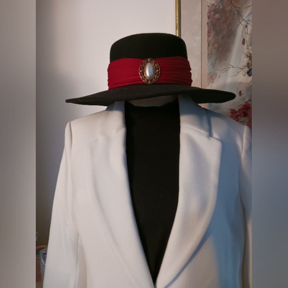 Betmar Female black wide brim hat, NWT.